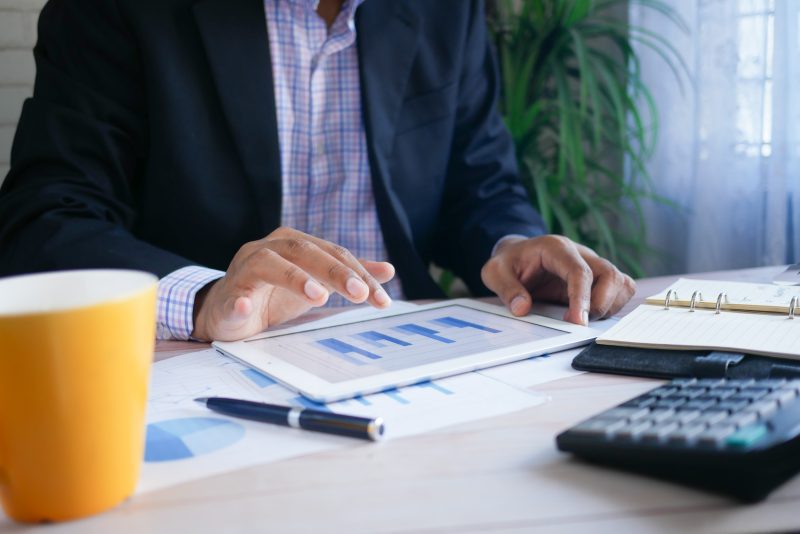 Qual é a diferença entre poupar e investir?